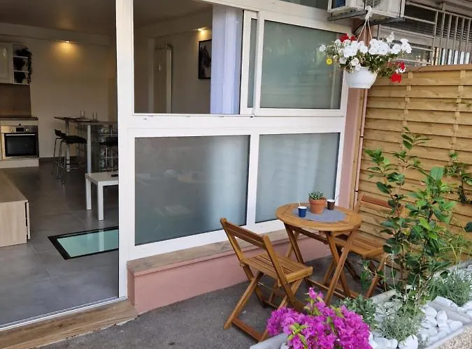 Apartment Souplex Avec Place De Parking Antibes